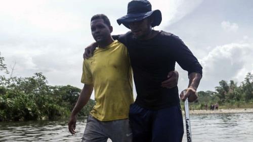 Migrantes venezolanos enfrentan peligros en la selva del Darién