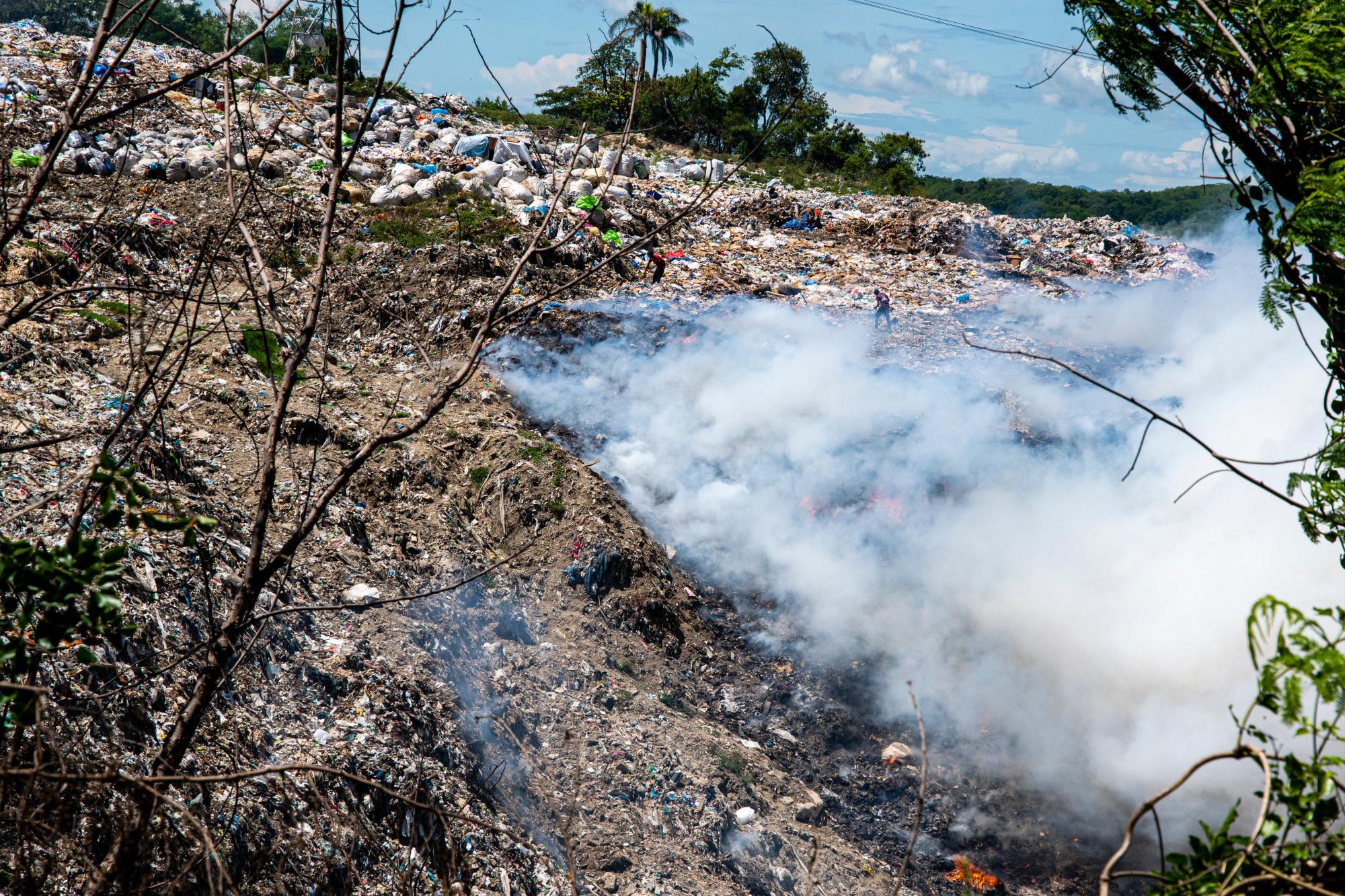 Alcaldía de Haina cree incendio en vertedero fue intencional Diario Libre