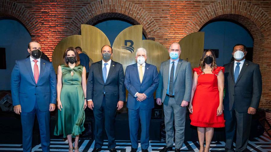 Banreservas festeja la Navidad con cóctel para clientes