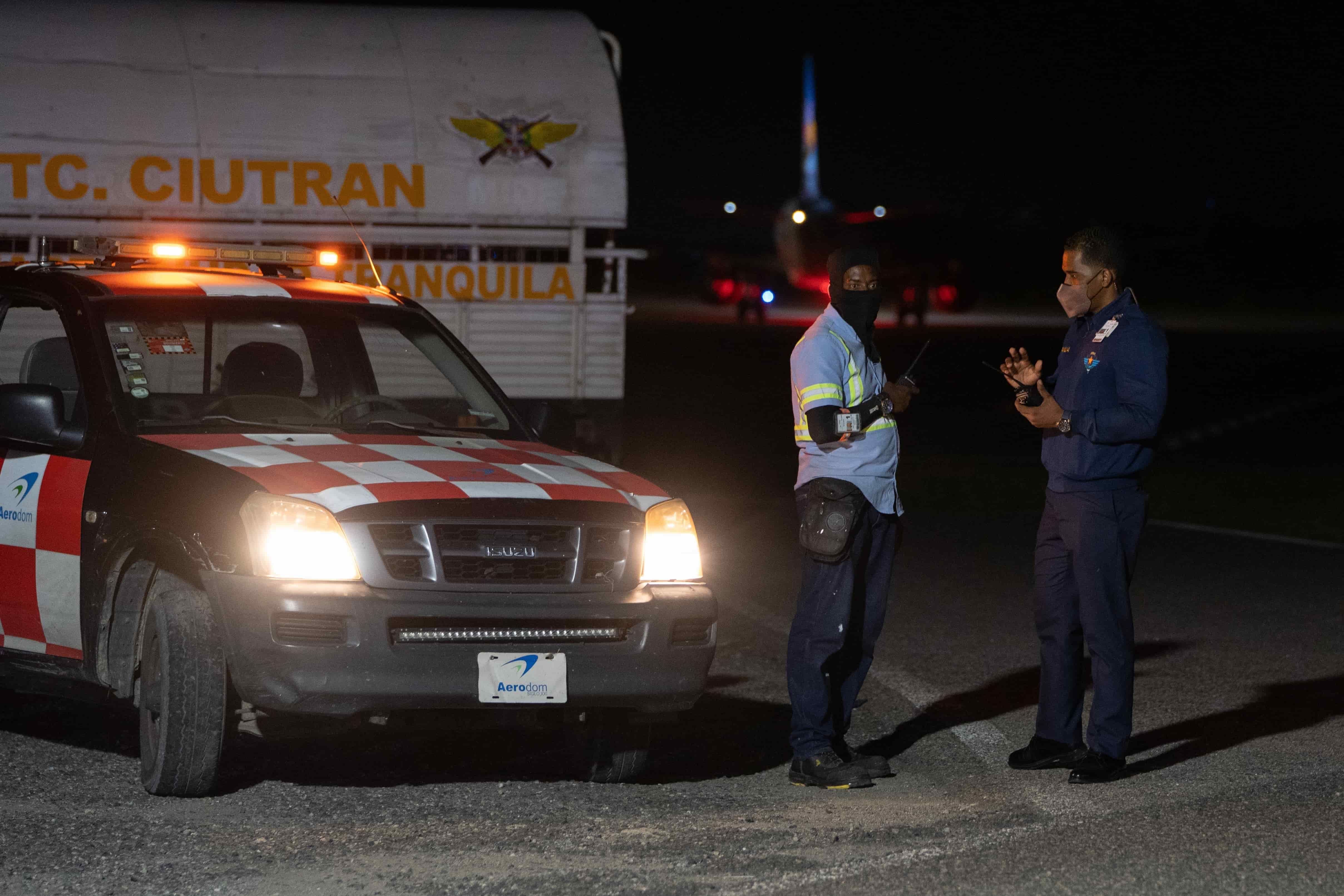 Efectivos de seguridad patrullan en las inmediaciones del Aeropuerto Internacional Las Américas, Santo Domingo. Un avión con nueve personas a bordo se precipitó este miércoles sobre una de las pistas de aterrizaje. Nueve personas murieron este miércoles al estrellarse un avión cuando trataba de hacer un aterrizaje de emergencia en el aeropuerto internacional de Santo Domingo.