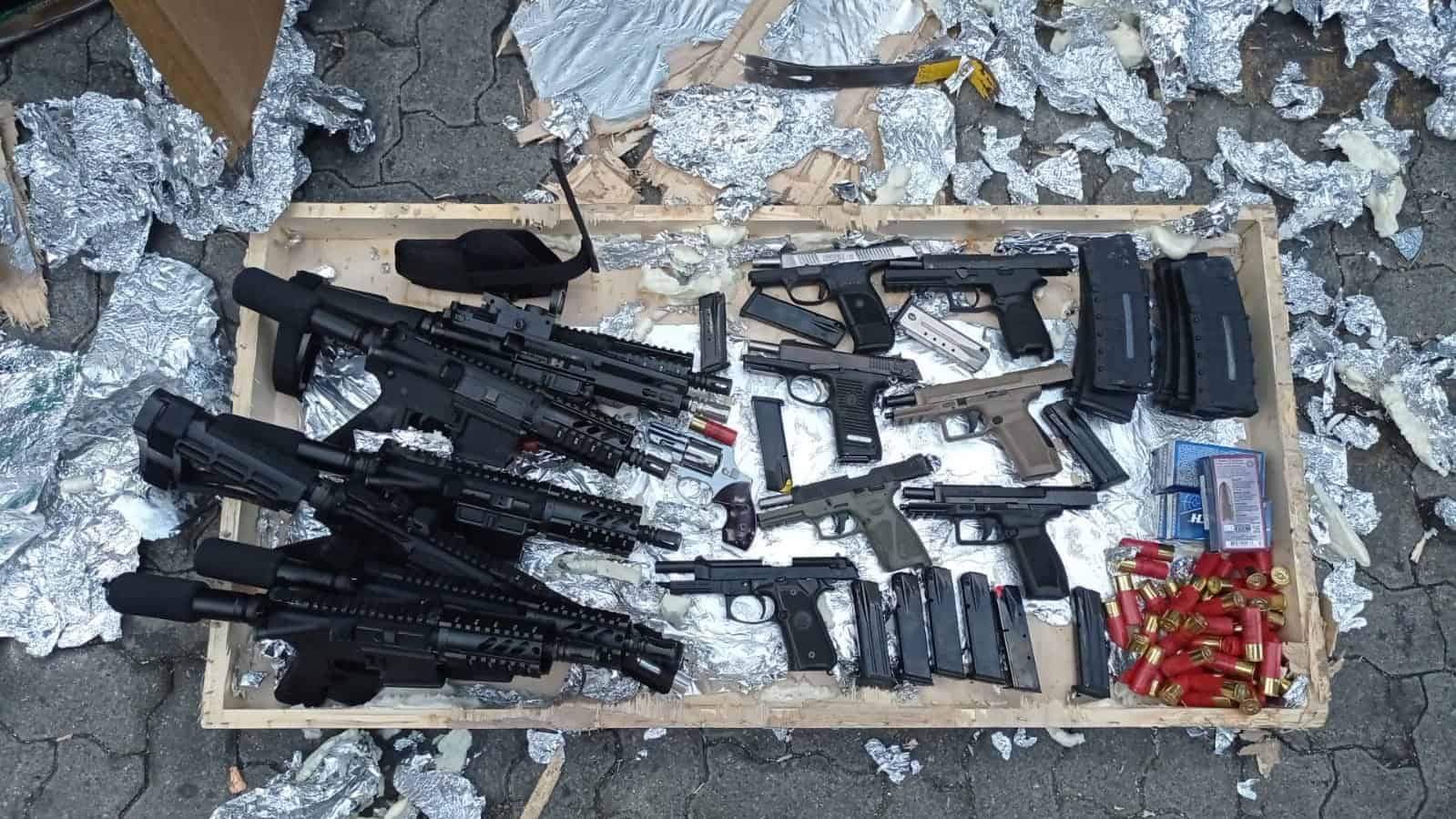 El cargamento con 33 armas de fuego y sus municiones fue confiscado en el puerto de Haina Oriental.