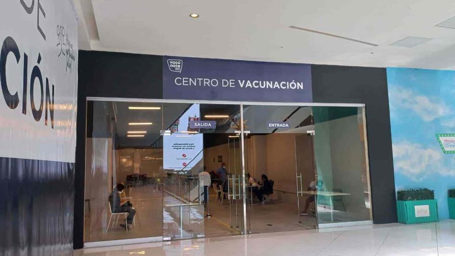 Tercera dosis de refuerzo mantiene dinamismo en puestos de vacunación