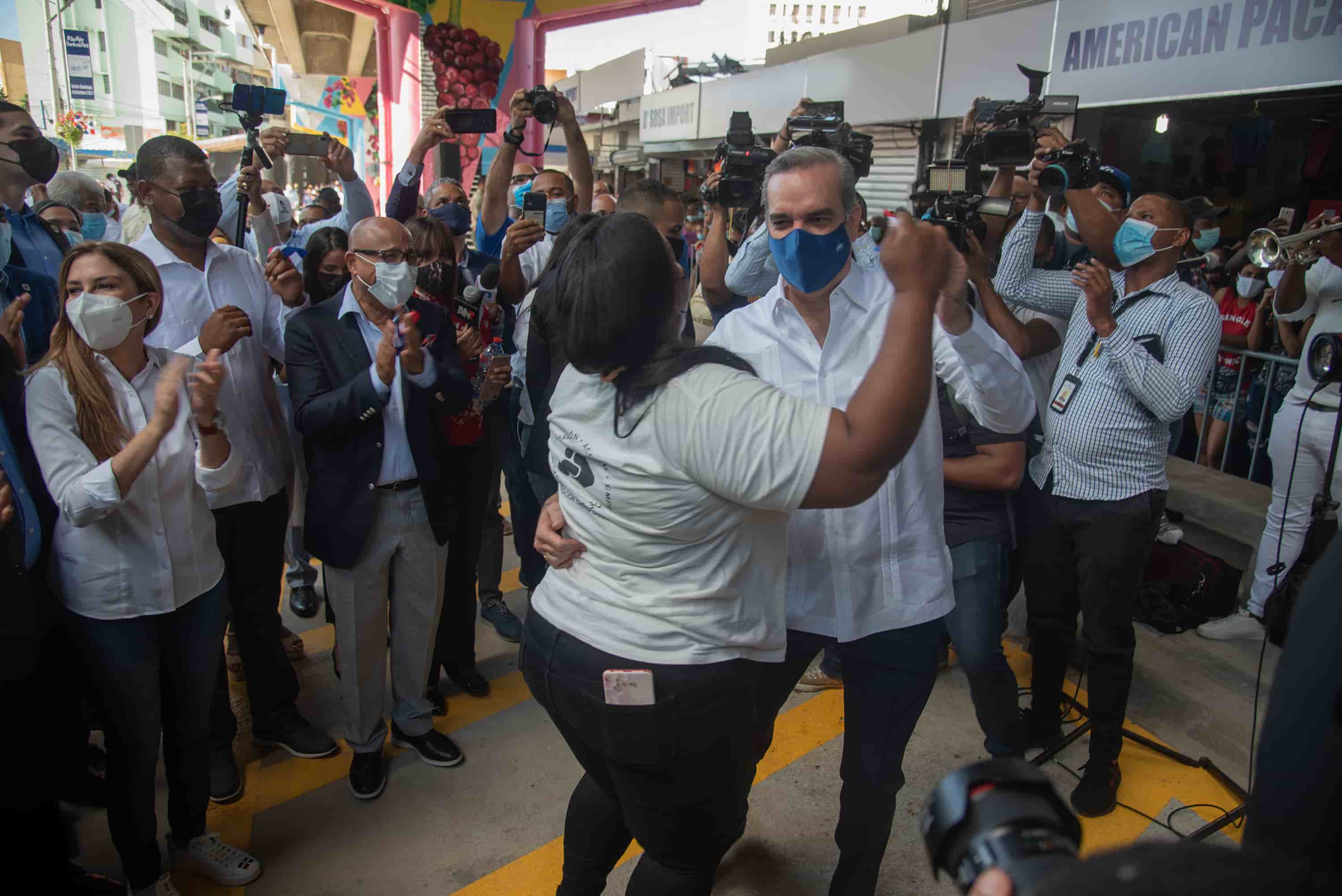 El presidente Luis Abinader y una representante de los comerciantes de la zona, bailaron durante el acto de entrega de la Duarte con París.