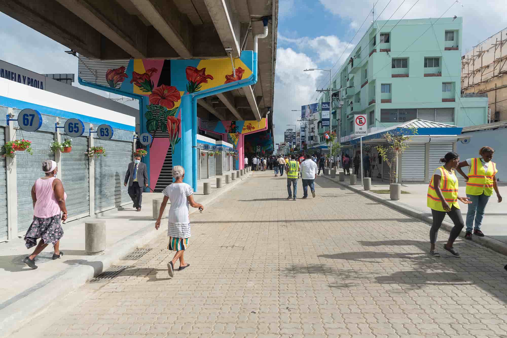 Una calle con adoquines, espacios acondicionados para la actividad comercial y aceras para los peatones, son parte del remozamiento que recibió la Duarte con París.