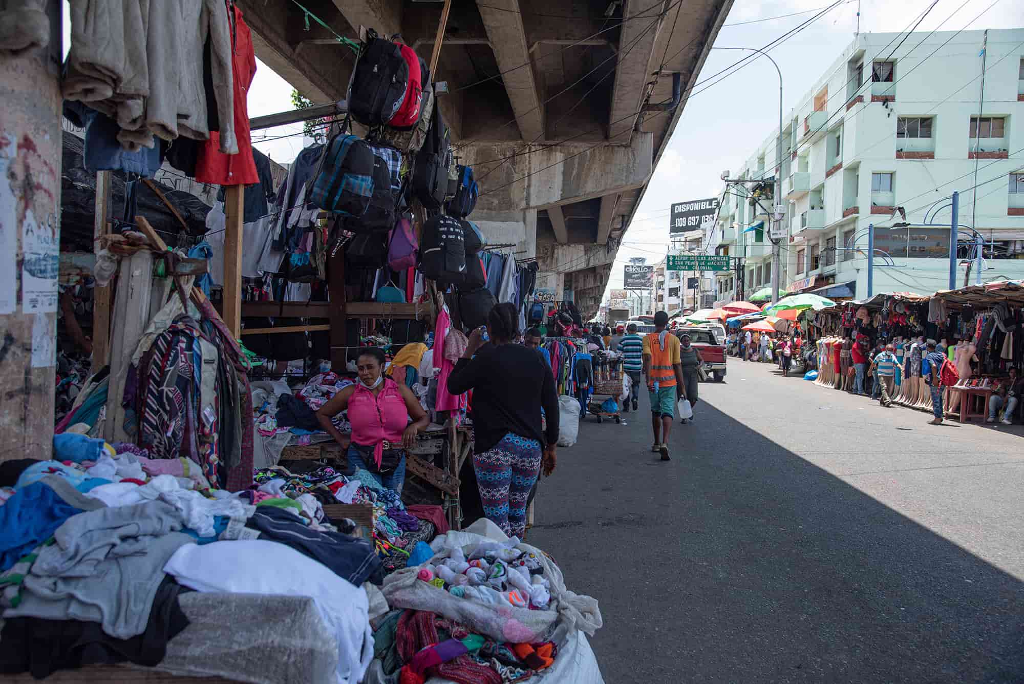 ARCHIVO - Vendedores informales ocupaban parte de la calle, dificultando el tránsito y creando un caos visual para los visitantes.