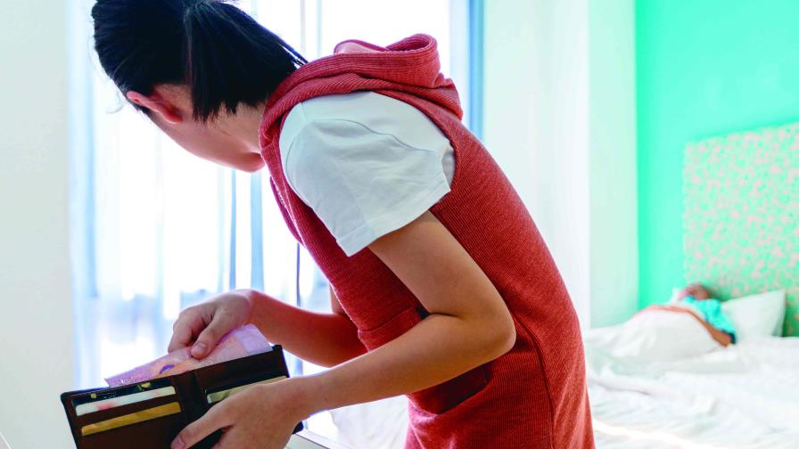 Le quita dinero a su esposo