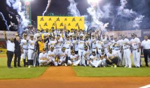 Las Águilas entregan anillos de campeón a jugadores y personal de béisbol