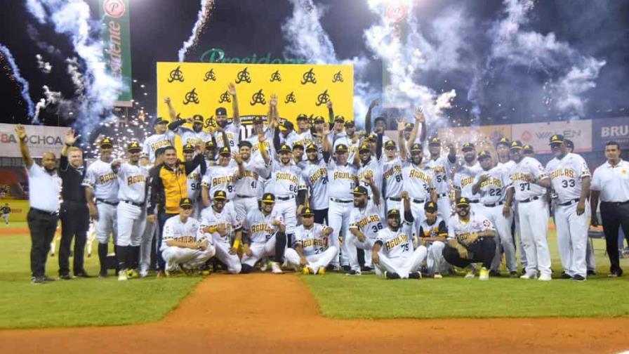 Las Águilas entregan anillos de campeón a jugadores y personal de béisbol