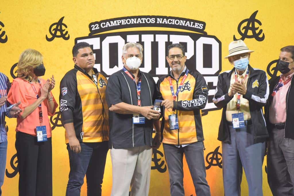 La entrega de los anillos se realizó en el monticulo del estadio Cibao, el 16 de diciembre.