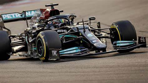 Lewis Hamilton tuvo un espectacular regreso pero perdió en la última carrera.