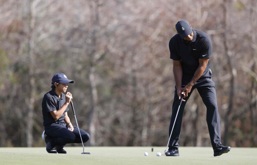 Woods vuelve al golf; muy lejos todavía de su mejor nivel