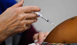 Tribunal de apelaciones restablece orden de vacunación de Biden para empresas