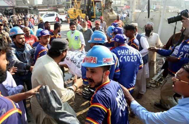 Al menos 8 muertos y varios heridos al derrumbarse un edificio en Pakistán