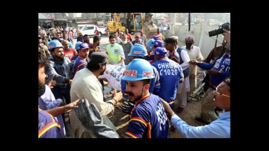 Al menos 8 muertos y varios heridos al derrumbarse un edificio en Pakistán