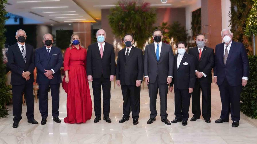 Gobernador Valdez Albizu ofrece cena de galaen honor de los miembros de la Junta Monetaria