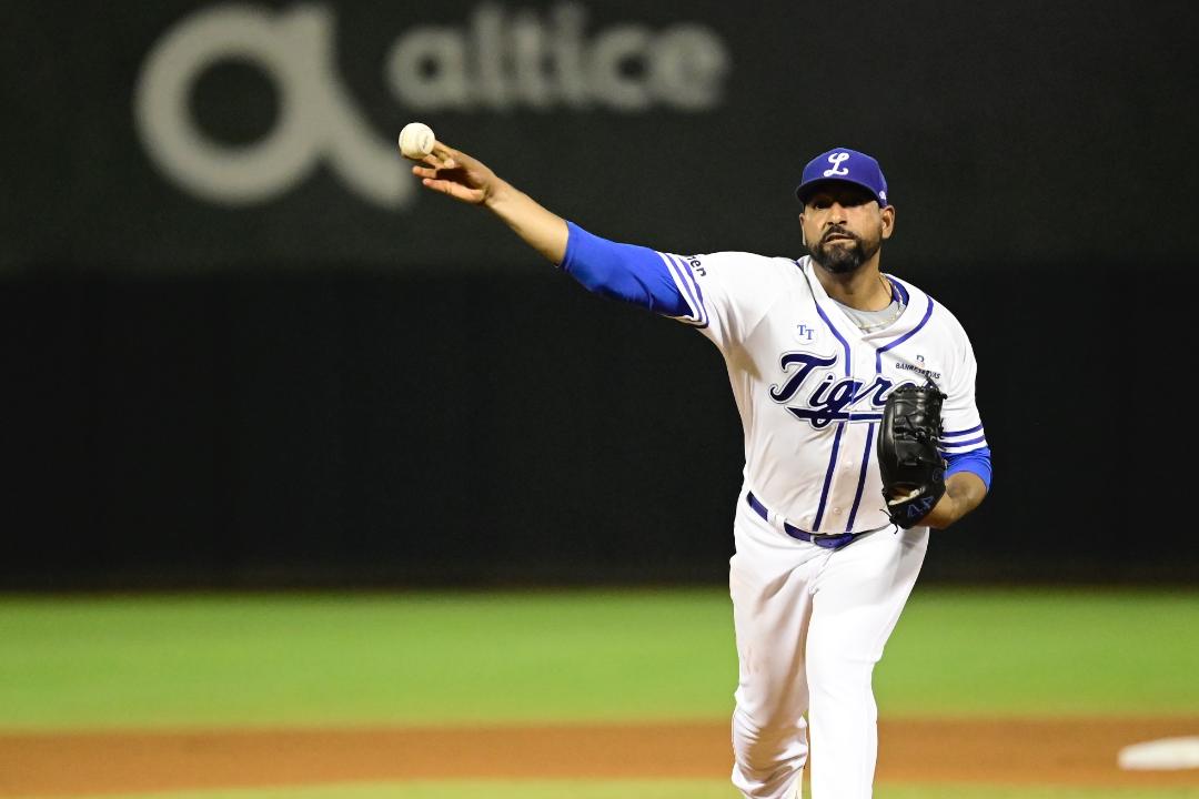El lanzador César Valdez cerró la preliminar con victoria y ganó la triple corona de pitcheo en la pelota invernal. 