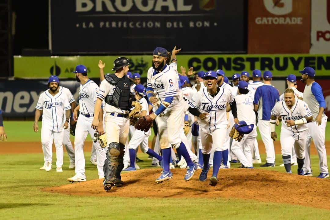 Jugadores de los Tigres del Licey celebran su avance a la postemporada de la pelota invernal dominicana.