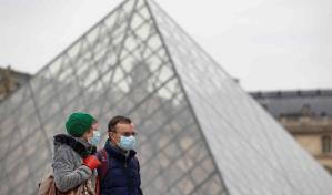 Francia acelera tercera dosis y prohíbe concentraciones durante las fiestas