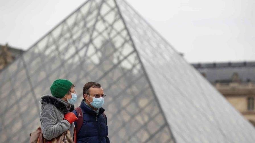 Francia acelera tercera dosis y prohíbe concentraciones durante las fiestas