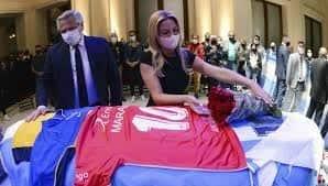 Desde una corbata a una casa, subastan bienes de Maradona en Argentina