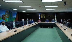 Valdez Albizu y Asociación de Navieros pasan revista a la economía y a los avances del sector