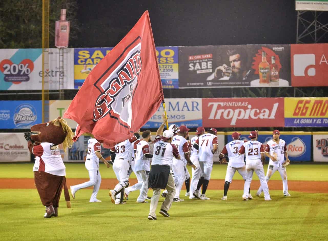 Los jugadores de los Gigantes del Cibao celebran su clasificación en la primera posición.