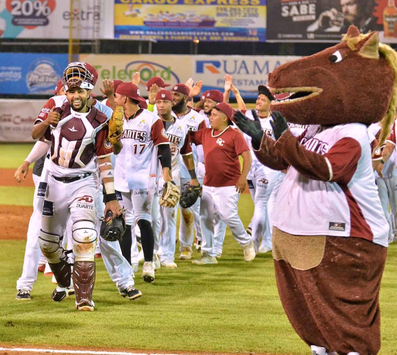 Los jugadores de los Gigantes del Cibao celebran su clasificación en la primera posición.