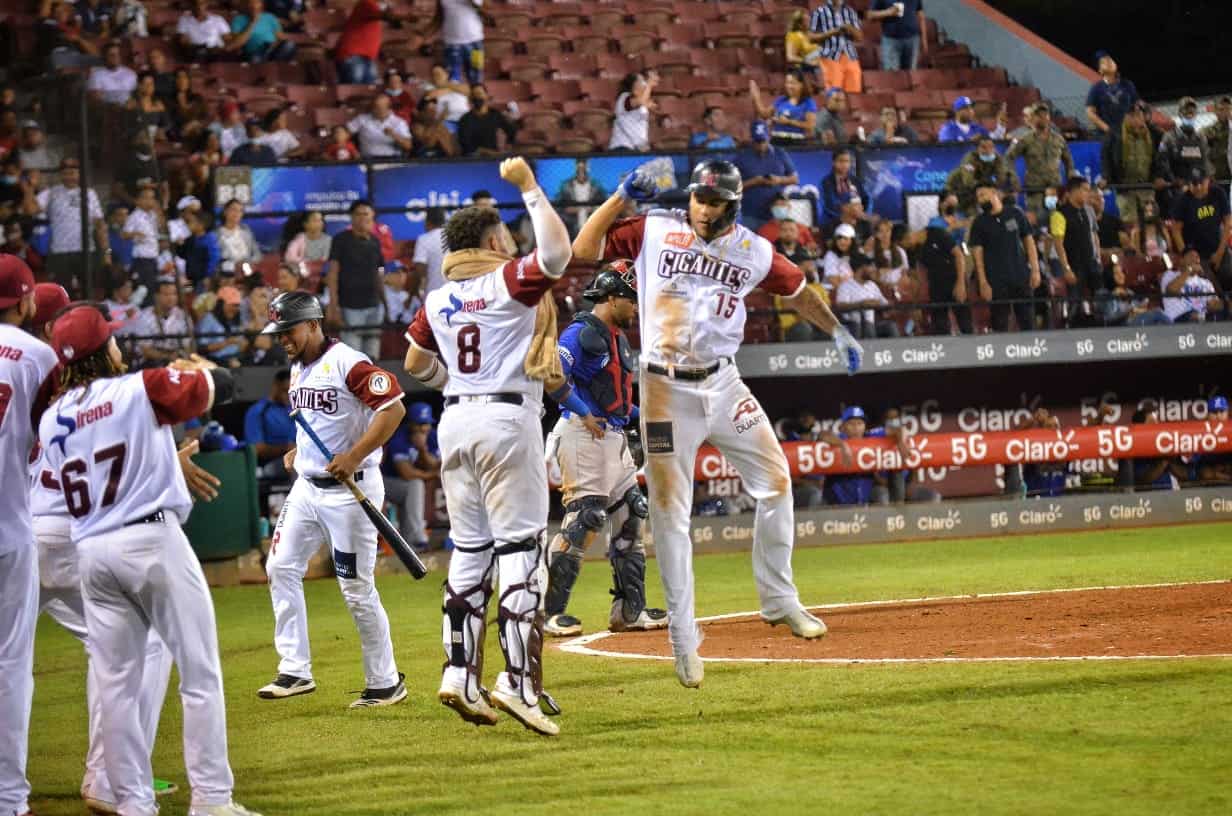 José Sirí (15) es felicitado por sus compañero por el jonrón que dio ventaja final a los Gigantes del Cibao.