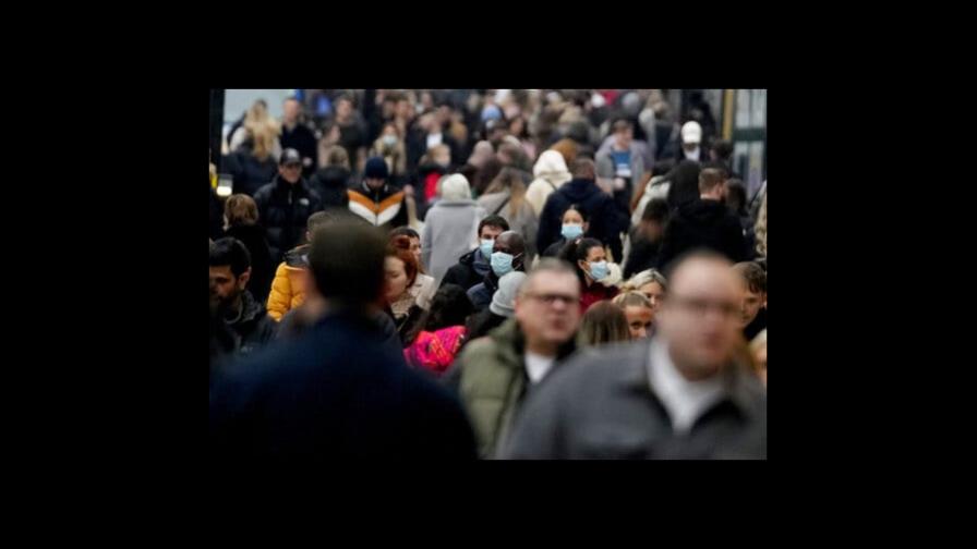 Gran Bretaña no descarta imponer más limitaciones por ómicron