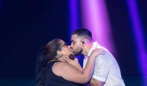 El beso que le dio Romeo a una fanática dominicana durante concierto