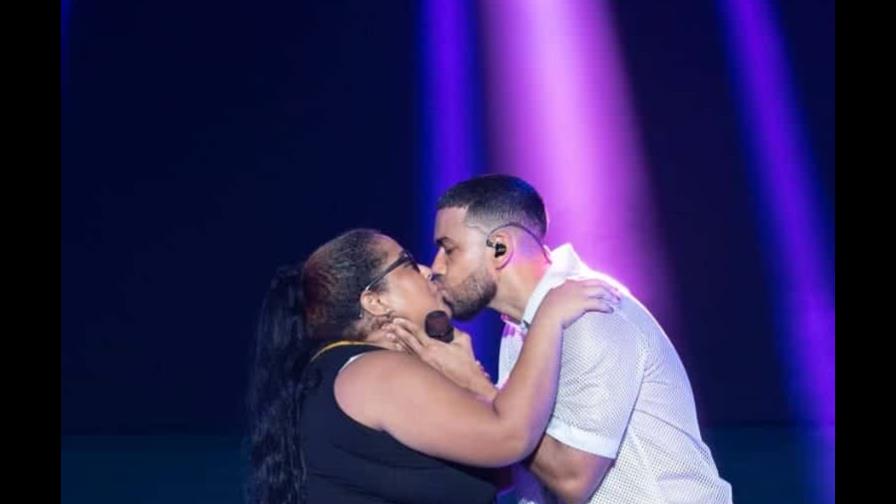 El beso que le dio Romeo a una fanática dominicana durante concierto El beso que le dio Romeo a una fanática dominicana durante concierto