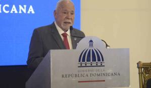 Presidente Abinader entrega Premio Nacional de Periodismo 2021 a Ram&oacute;n de Luna Peguero