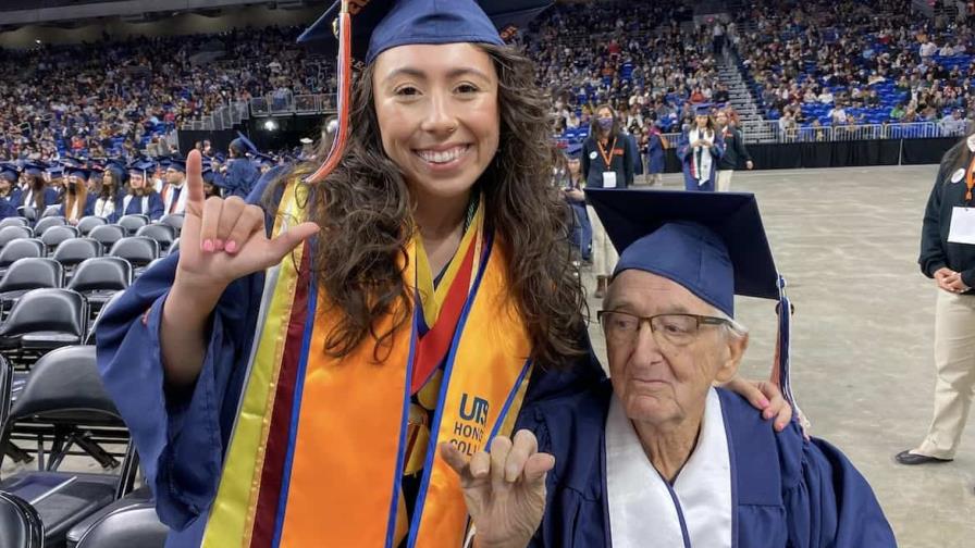 Un abuelo y su nieta se gradúan de universidad de Texas juntos