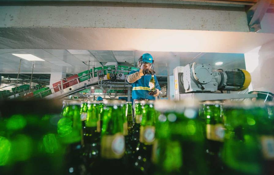 Cervecería llama al diálogo a botelleros en paro; asegura siguen sus operaciones