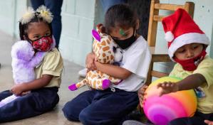 Una idea de reciclaje que alegra a niños venezolanos: el Hospital de Peluches