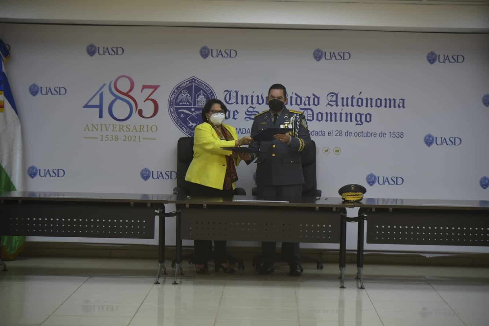 
La Policía Nacional y la Universidad Autónoma de Santo Domingo (UASD) firmaron un acuerdo.
