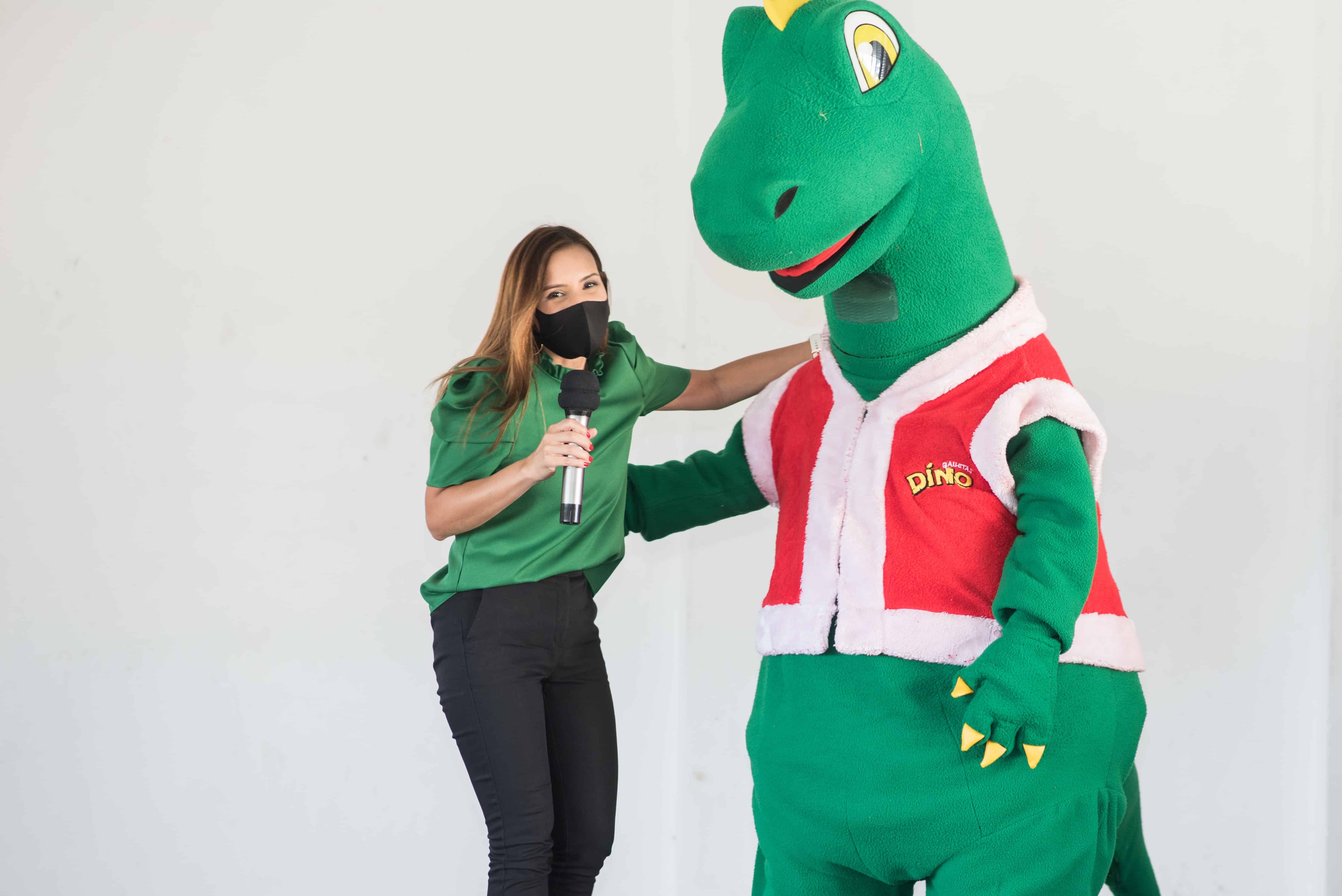 Paola Cardona y Mascota de la marca Dino.