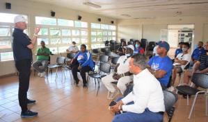 Comisionado Quilvio Veras imparte clínicas de béisbol en Fundación Manny Acta