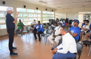 Comisionado Quilvio Veras imparte clínicas de béisbol en Fundación Manny Acta