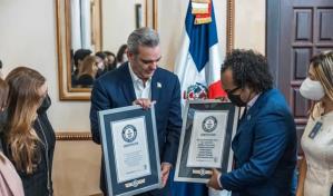 Abinader recibe certificaciones de Guinness World Record de Un Record Pa la Bachata