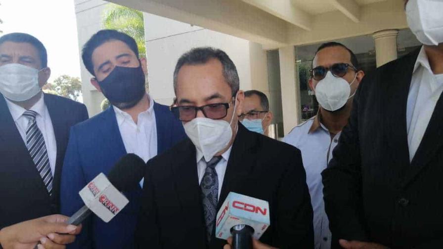 Familiares y amigos acuden a la funeraria a darle el último adiós al exdirector de Bienes Nacionales