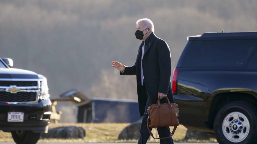 Biden da negativo por COVID tras viaje con funcionario que resultó infectado