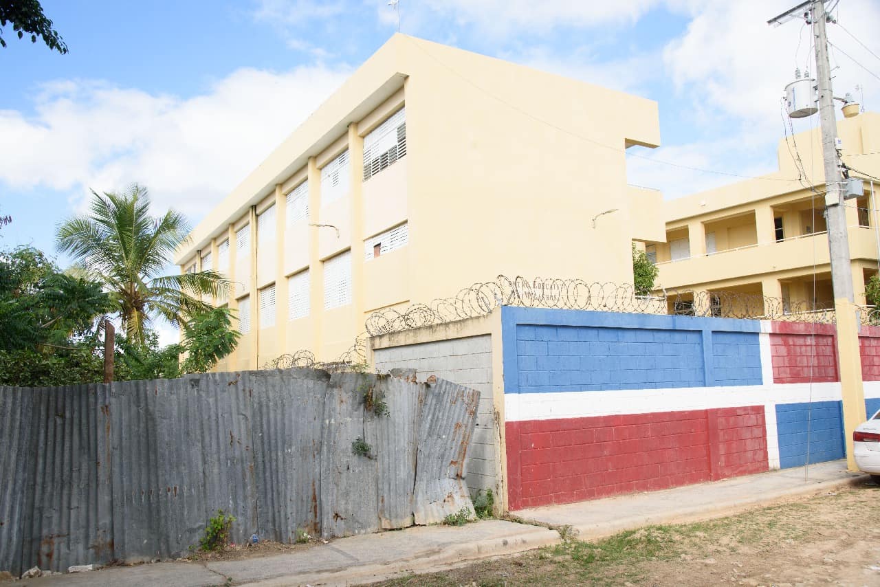Parte de frontal de la escuela La Milagrosa.