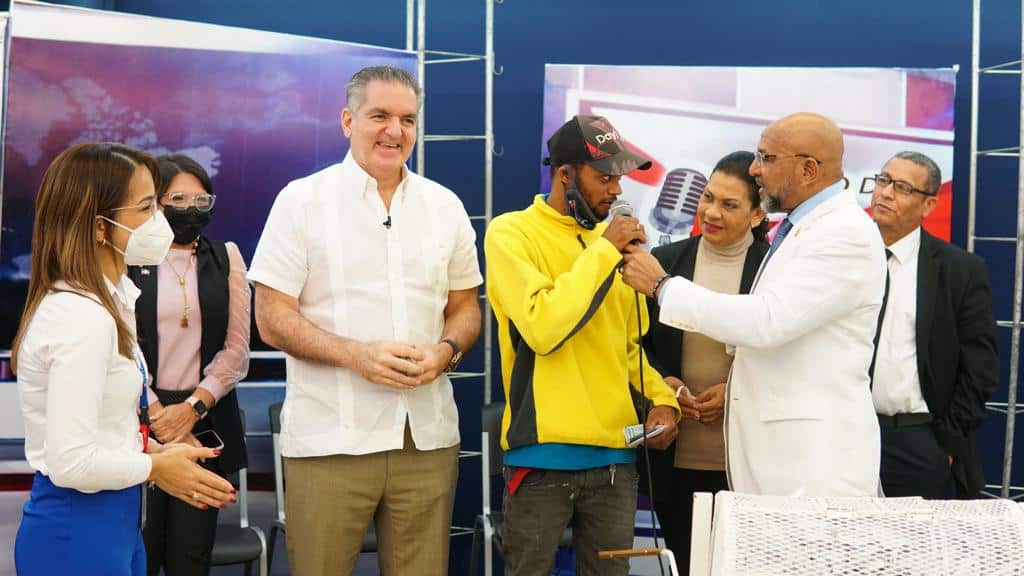 El ministro Neney Cabrera estuvo en el sorteo. (Fuente externa)