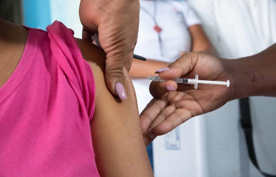 Vacunadoras de Barahona dicen no les han pagado octubre, noviembre ni diciembre