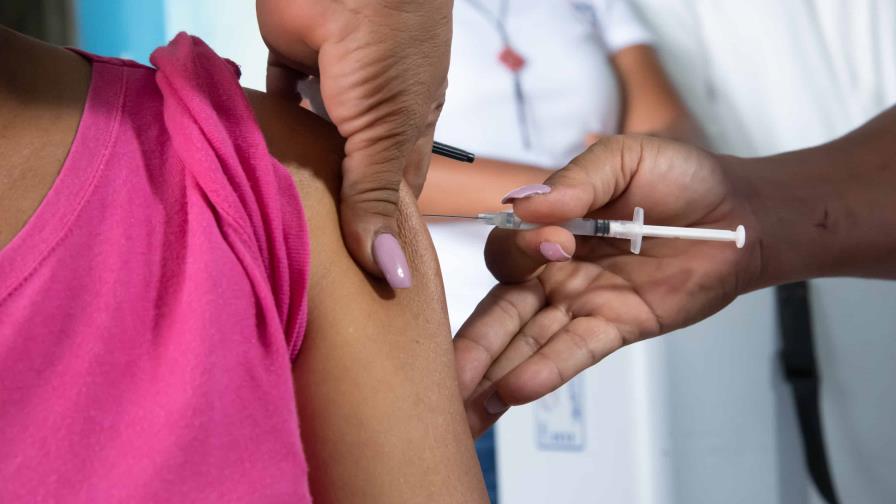 Vacunadoras de Barahona dicen no les han pagado octubre, noviembre ni diciembre