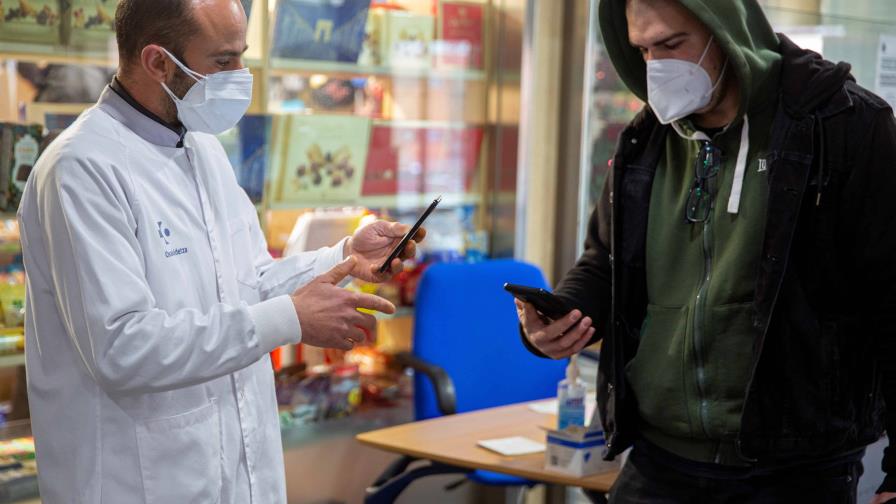 Las hospitalizaciones se reducen hasta un 45 % con ómicron, según estudio Las hospitalizaciones se reducen hasta un 45 % con ómicron, según estudio
