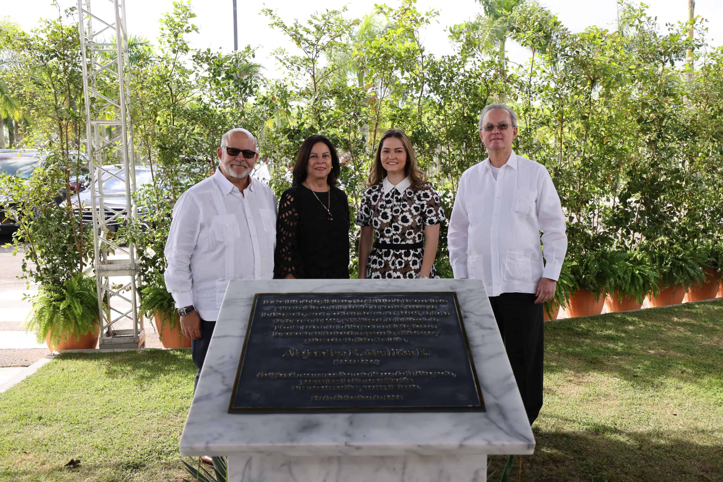 Eduardo Grullón, Virginia Grullón, Alexandra Grullón y Manuel A. Grullón.