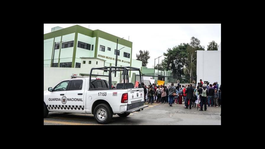 Migrantes protestan ante cuartel militar en Tijuana tras amenazas de cártel