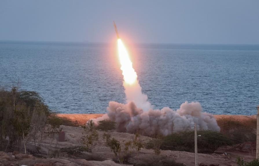 Irán lanza varios misiles en maniobras militares